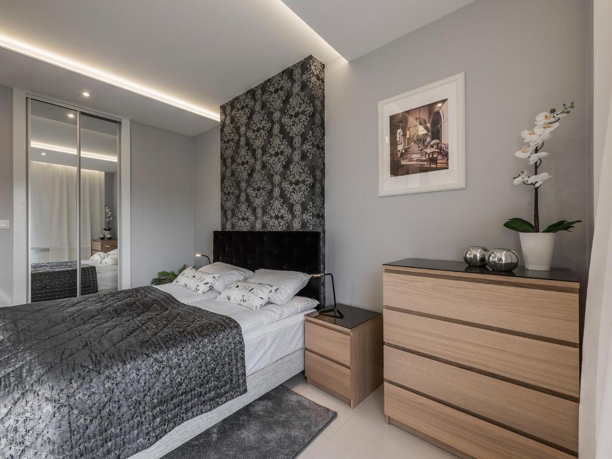 Black Pearl Apartment كراكوفيا المظهر الخارجي الصورة